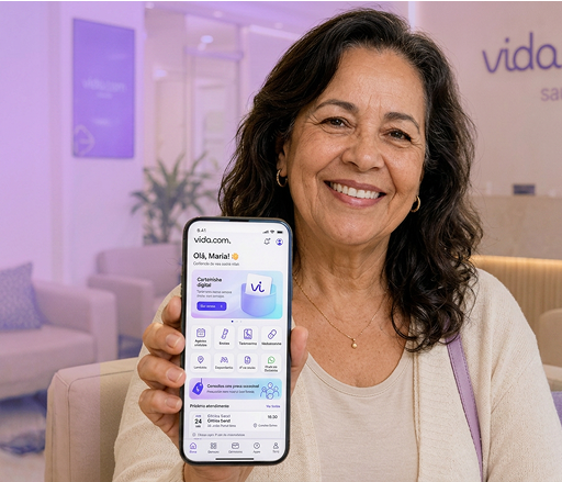 Mulher sorrindo segurando o aplicativo vida.com